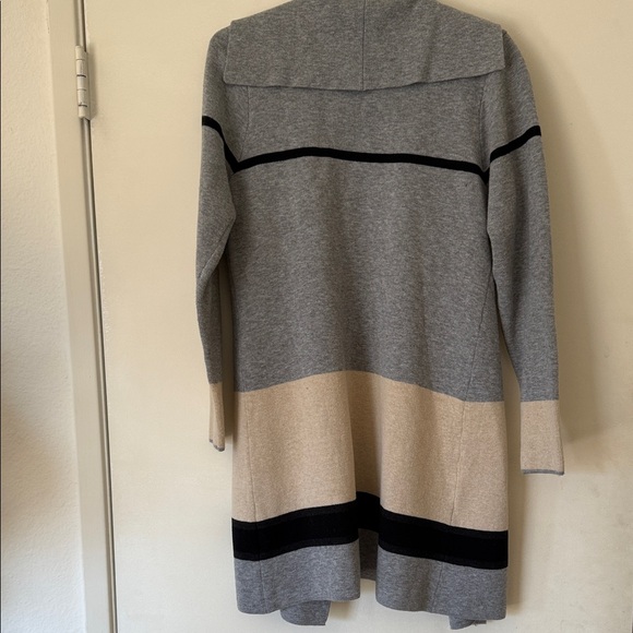 Stylish Gray and Beige‎ Cardigan with Black Accents - Picture 3 of 4